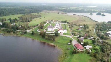 Ferapontov Manastırı Borodaevsky Gölü kıyısında. Vologda. Rus manzara