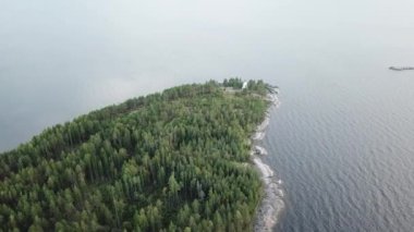 Cape Besov Nos, Karelya, Onega Gölü kıyısında deniz feneri