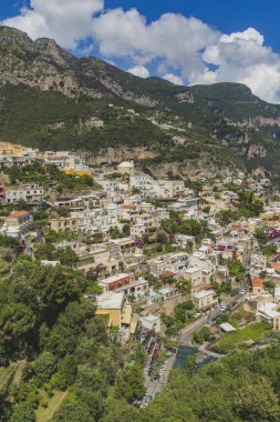 Positano şehir manzarası. İtalyan ünlü seyahat yerleştir