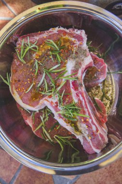 Plaka, çiğ et ile kekik serpilir. Yemek yemek