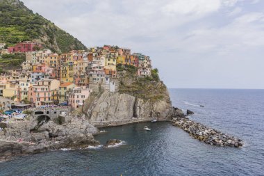 Kayalık sahil Manarola şehir. Cinca Terre. İtalya