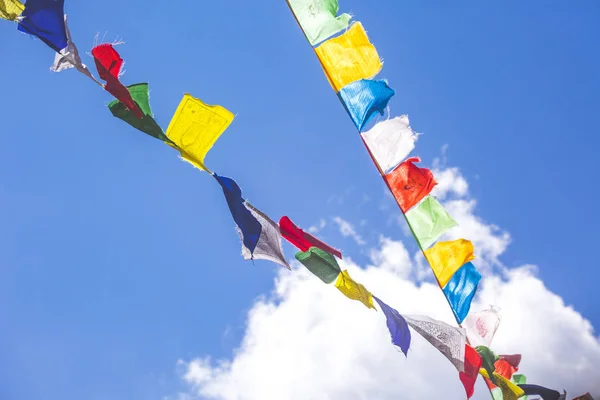 Bandeiras Budistas Multicoloridas Fundo Céu Azul — Fotografia de Stock