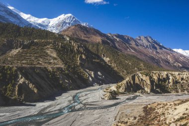 Marsjandi-Khola Nehri Vadisi. Annapurna devre trek. Himalaya Dağları Nepal