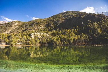 Lake Mricho Tal Pisang yakınındaki zümrüt renk su ile. Himalaya Dağları Nepal Annapurna devre trek