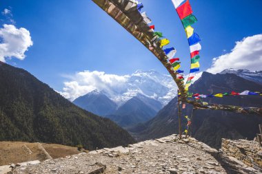 Çok renkli Budist bayrakları. Himalaya Dağları Nepal. Annapurna devre trek. 