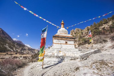 Budist stupa. Annapurna devre trek. Himalaya Dağları Nepal.