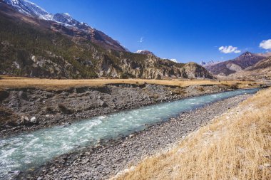 Turkuaz Marsyandi Nehri Braka köyü yakınında. Nepal Himalayalar