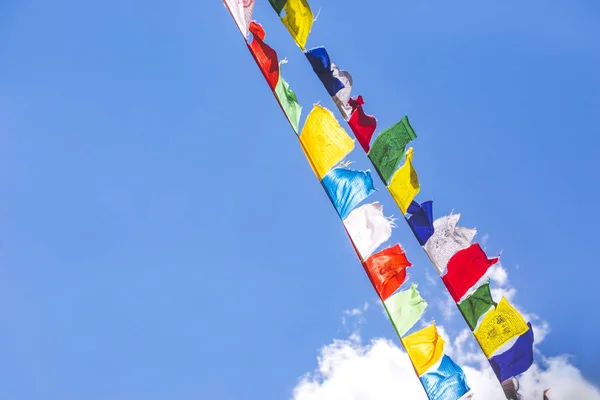 青空を背景に色とりどりの仏教フラグ — ストック写真