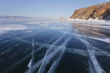 Baykal Gölü'nün şeffaf buz. Kış manzarası