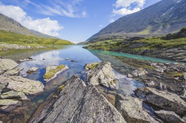 Akchan Vadisi. Aşağı Akchan Gölü. Altai Dağı manzarası
