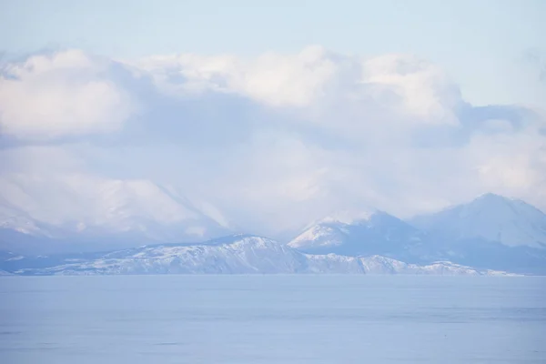 Зимовий Пейзаж Озеро Байкал Сніжні Гірські Вершини — стокове фото