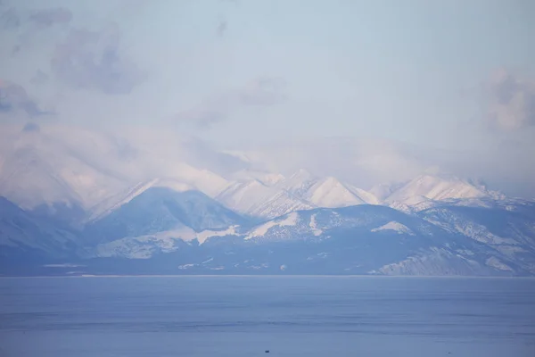 Zimowy Krajobraz Jezioro Baikal Śnieżne Szczyty — Zdjęcie stockowe