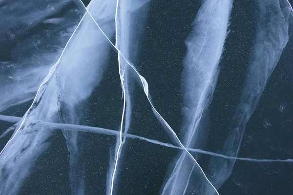 在贝加尔湖的冰裂缝 顶视图 冬天纹理 — 图库照片