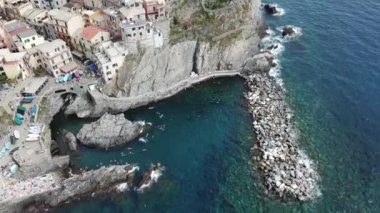 Kayalık sahil Manarola şehir. Cinca Terre. İtalya
