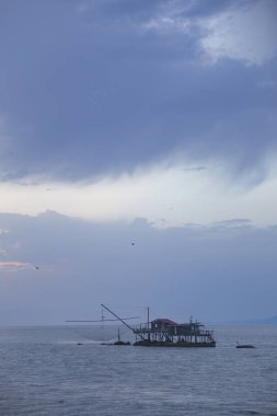 Balıkçı evi nerede Arno Nehri denize akar yerde. Pisa Marina, İtalya