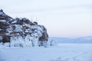 Olkhon Adası kayasında buz saçakları. Baykal Gölü. Kış manzarası