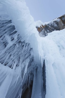 Büyük buz sarkıtları. Deniz Baykal. Dondurulmuş doğa kış
