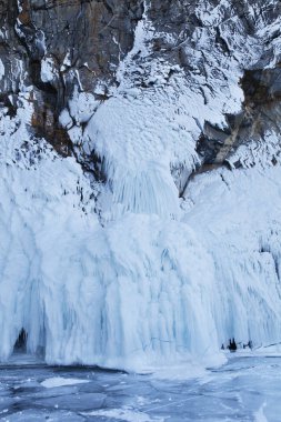 Büyük buz sarkıtları. Deniz Baykal. Dondurulmuş doğa kış