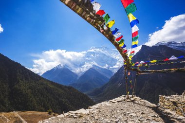 Çok renkli Budist bayrakları. Himalaya Dağları Nepal. Annapurna devre trek.