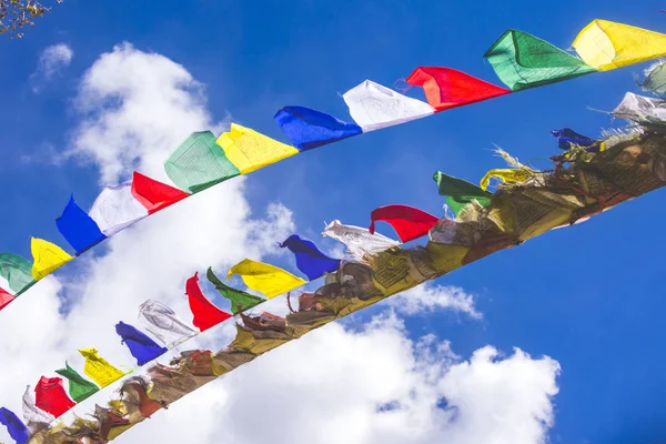 Πολύχρωμες Σημαίες Βουδιστές Φόντο Μπλε Του Ουρανού — Φωτογραφία Αρχείου