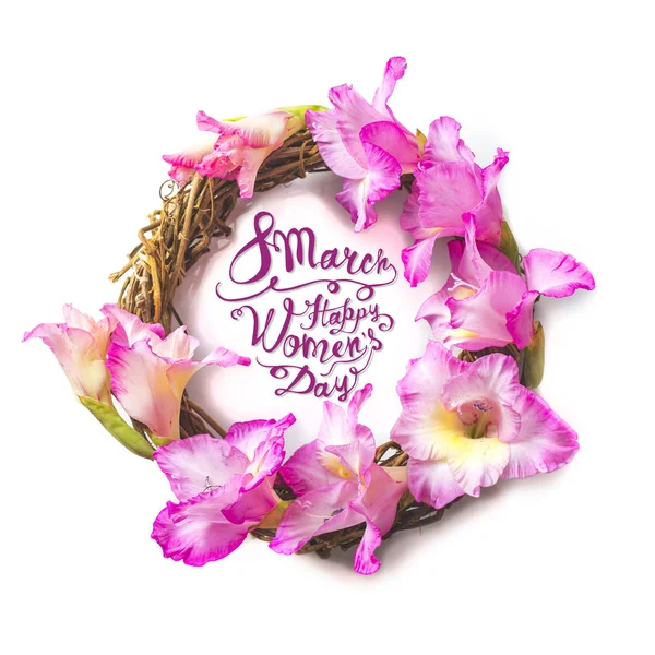 8 marca. Dzień szczęśliwy kobiet. Wieniec kwiatów różowe mieczyk — Zdjęcie stockowe