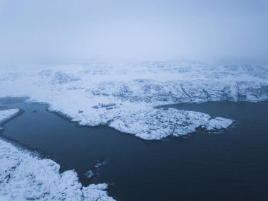 Shore Barents Denizi. Kola Yarımadası. Kuzey Buz Denizi kış manzarası