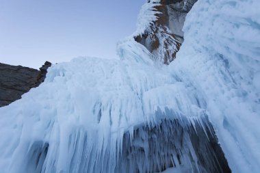 Büyük buz sarkıtları. Dondurulmuş doğa kış