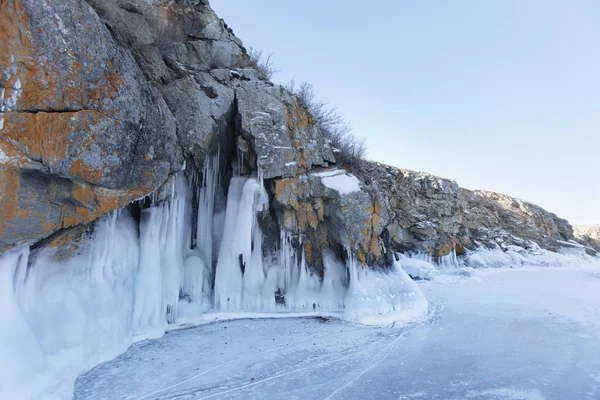 Grandes Icicles. Naturaleza congelada invierno — Foto de Stock