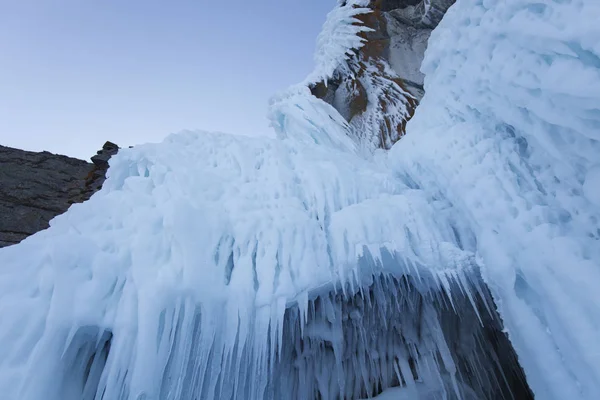 Grandes Icicles. Inverno congelado natureza — Fotografia de Stock