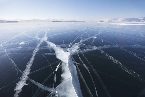 Rachaduras no gelo do Lago Baikal. Inverno — Fotografia de Stock