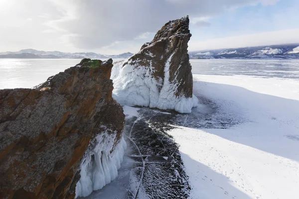 Stutenkopfumhang. Winterlandschaft Baikalsee — Stockfoto