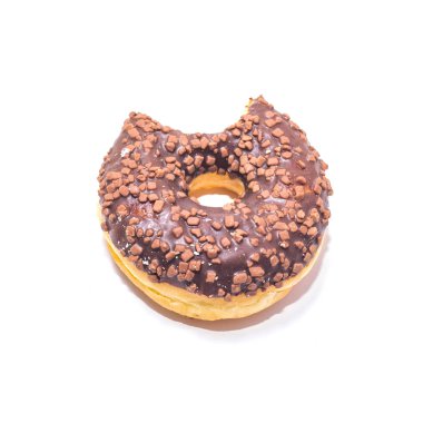 Beyaz arka plan üzerinde ısırıldı çikolatalı çörek