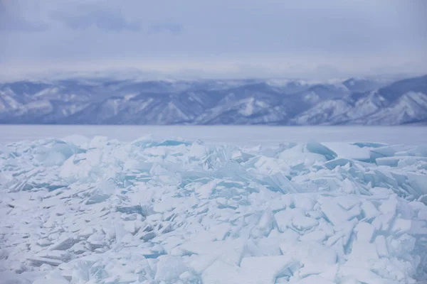 Tyrkysové ledové pleny. Zimní. Baikalské jezero — Stock fotografie