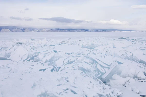 Tyrkysové ledové pleny. Zimní. Baikalské jezero — Stock fotografie