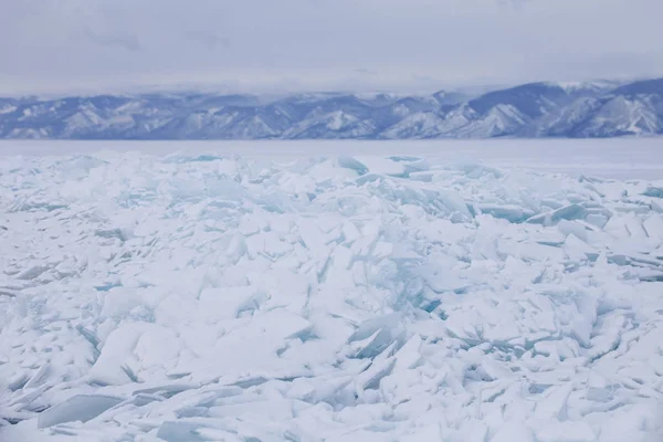 Tyrkysové ledové pleny. Zimní. Baikalské jezero — Stock fotografie