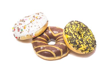 Beyaz arkaplanda üç çörek