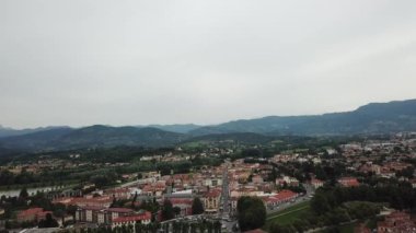 Lucca şehrinin modern bölümü. Havadan görünüm manzara. Toskana. İtalya. Yukarıdan görüntüle