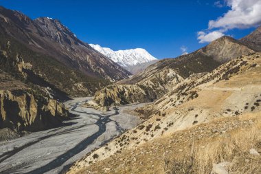 Marsjandi-Khola Nehri. Annapurna devre trek. Himalaya mountai