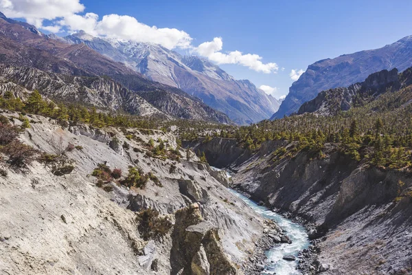Valle del río Marsyandi. Montañas del Himalaya. Circuito de Annapurna t — Foto de Stock