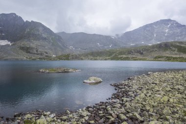 Yeshtu Vadisi 'nde ala-Askir Gölü. Dağ Altai manzara