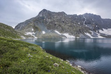 Yeshtu Vadisi 'nde ala-Askir Gölü. Dağ Altai manzara