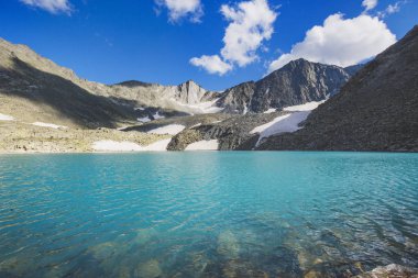 Yukarı Akchan Gölü. Dağ Altai