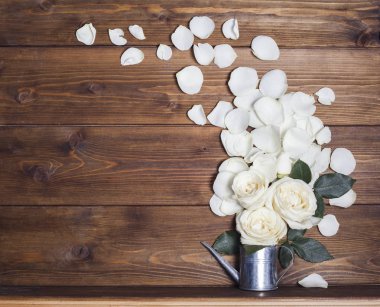 Ahşap arka planda beyaz güller buket