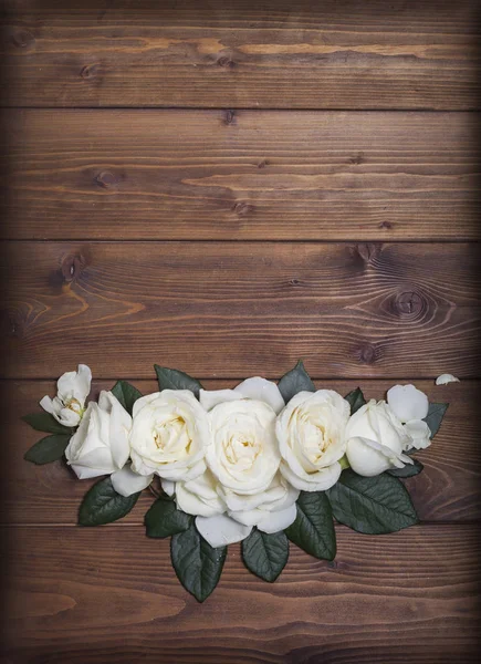 Bílé růže dekor na dřevěném pozadí — Stock fotografie