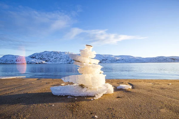 Pyramida ledově se vznáší na břehu Barentových moří. — Stock fotografie