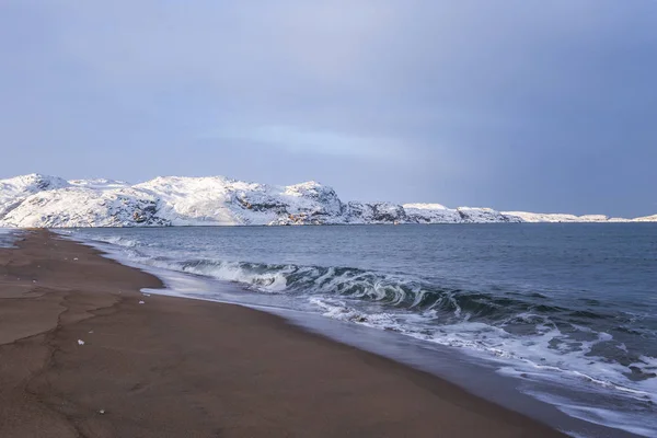 Баренцове морське узбережжя. Кольський півострів зимовий ландшафт — стокове фото