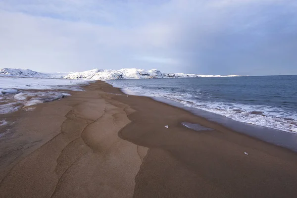 Barents orilla del mar. Península de Kola paisaje de invierno — Foto de Stock