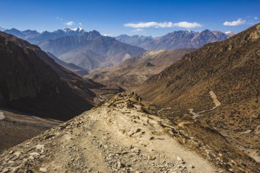 Thorong la Geçidi'nin içinden, Himalaya dağlarına. Nepal