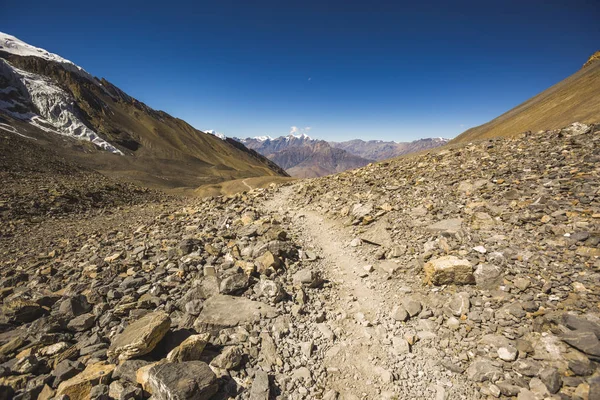 Camino a través de Thorong la Pass, montañas del Himalaya. Nepal — Foto de Stock