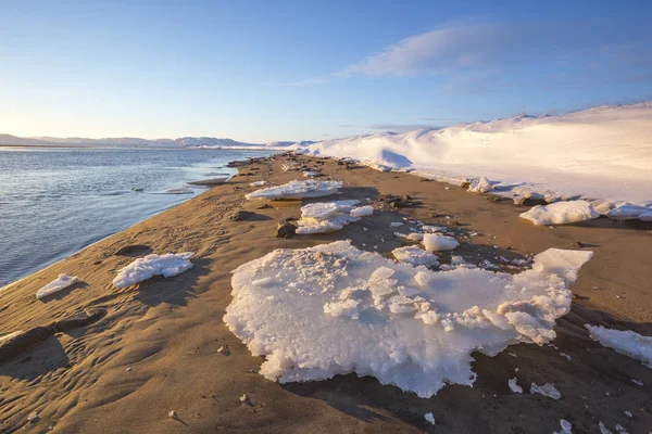 Guba Voronya, Barents Paisaje de invierno en la bahía del mar — Foto de Stock